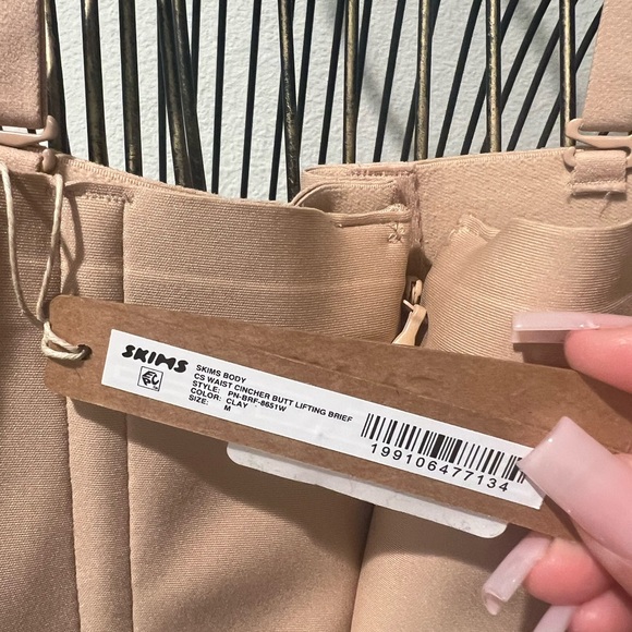 Skims Body CS Waist Cincher Butt Lifting Brief - Picture 5 of 8